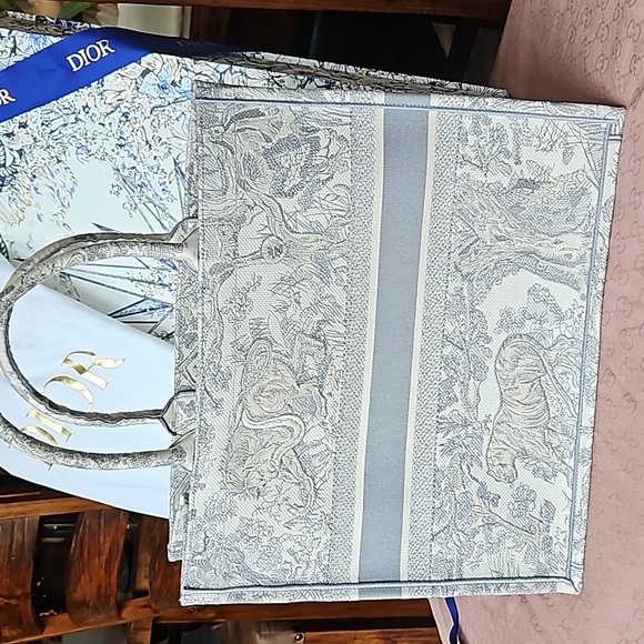 Authentic⭐️⭐️ BRAND ⭐️⭐️New Large Book Tote Light Gray 💞💞 - Picture 9 of 9